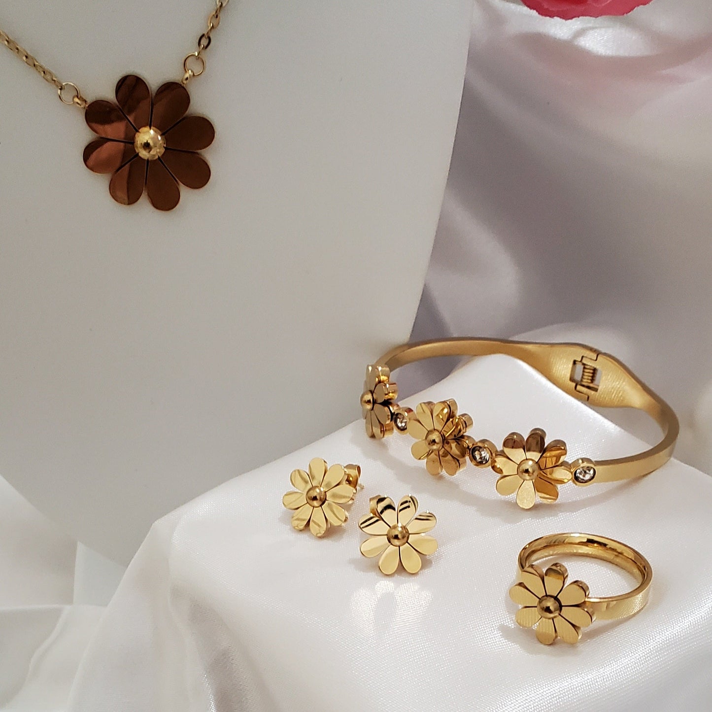 18K Gold Plated Stainless Steel Classic Daisy Flower Jewelry Set – Necklace, Bracelet, Ring & Earrings (4 pcs)