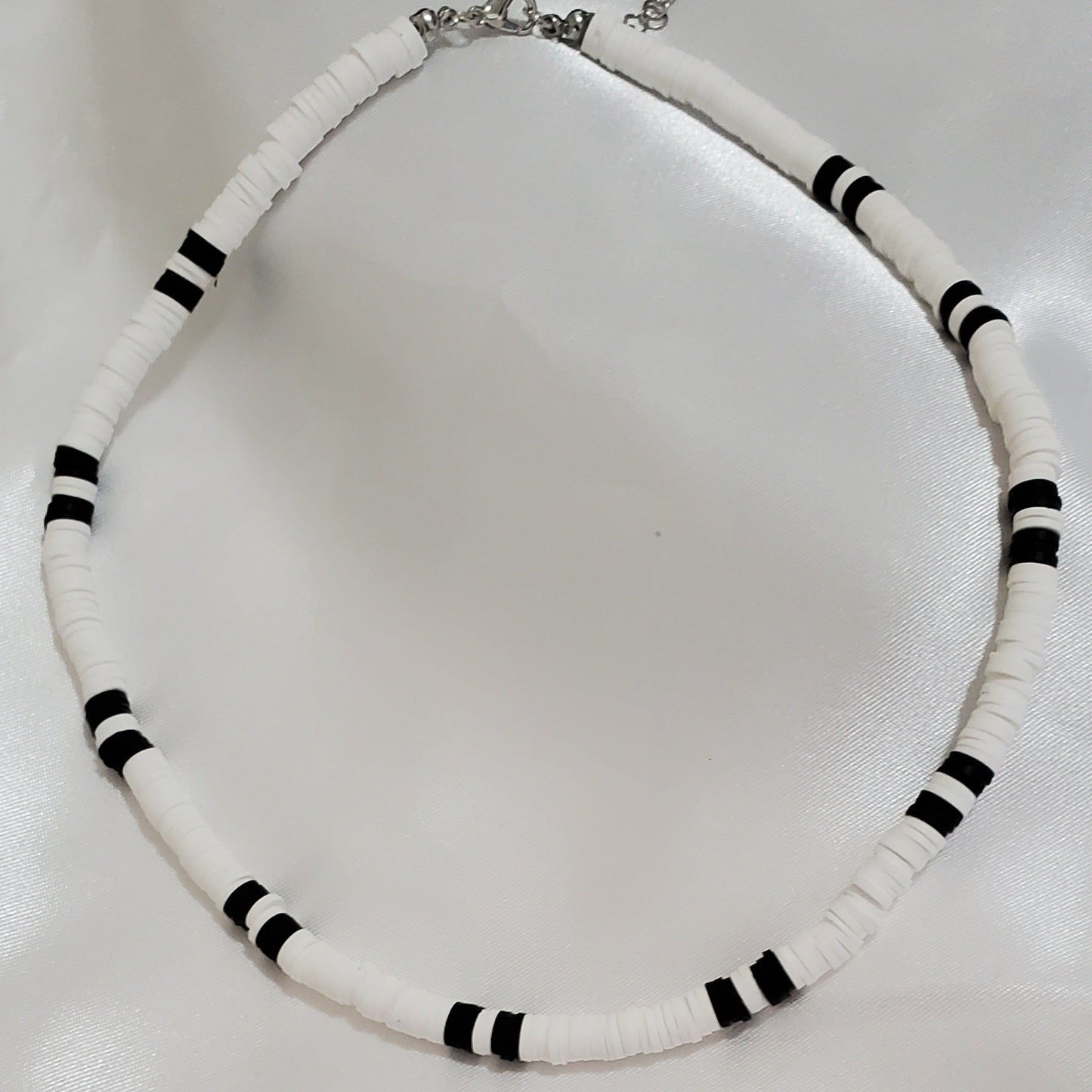Collar de Arcilla polimérica Blanco y Negro