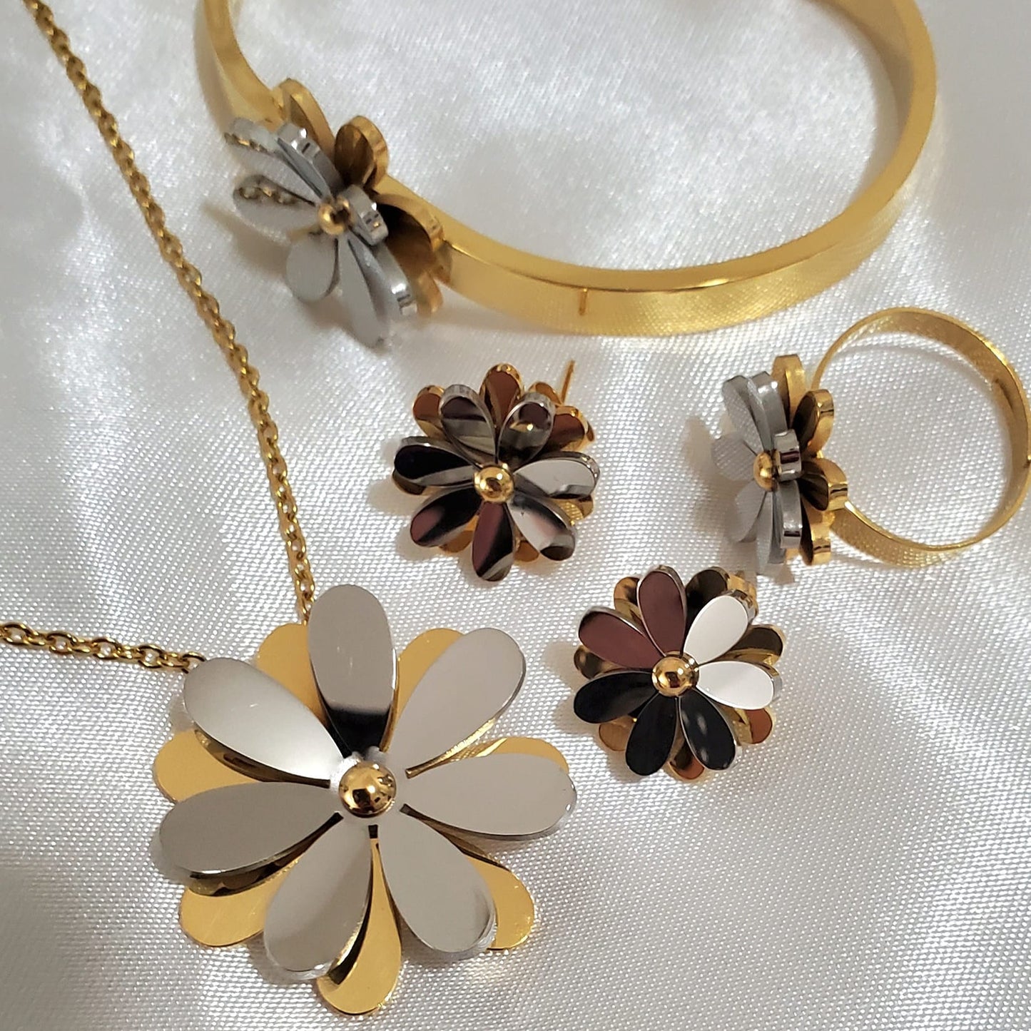 18K Gold Plated Daisy Flower Jewelry Set | 4pcs Gold & Silver Stainless Steel | Necklace, Earrings, Ring & Bracelet
