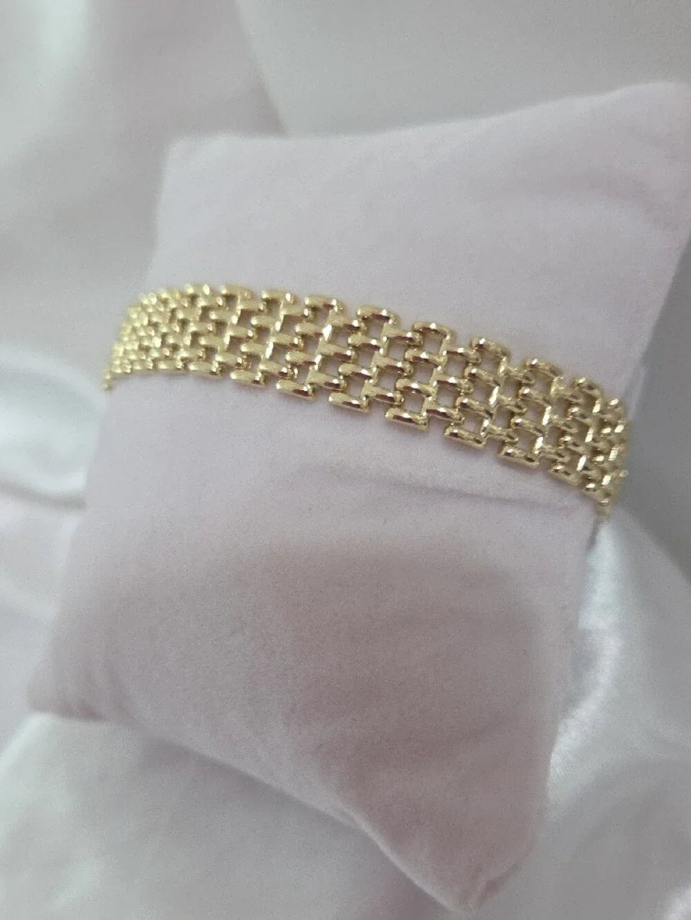 Pulsera Ancha de Eslabones Entrelazados en Oro Laminado