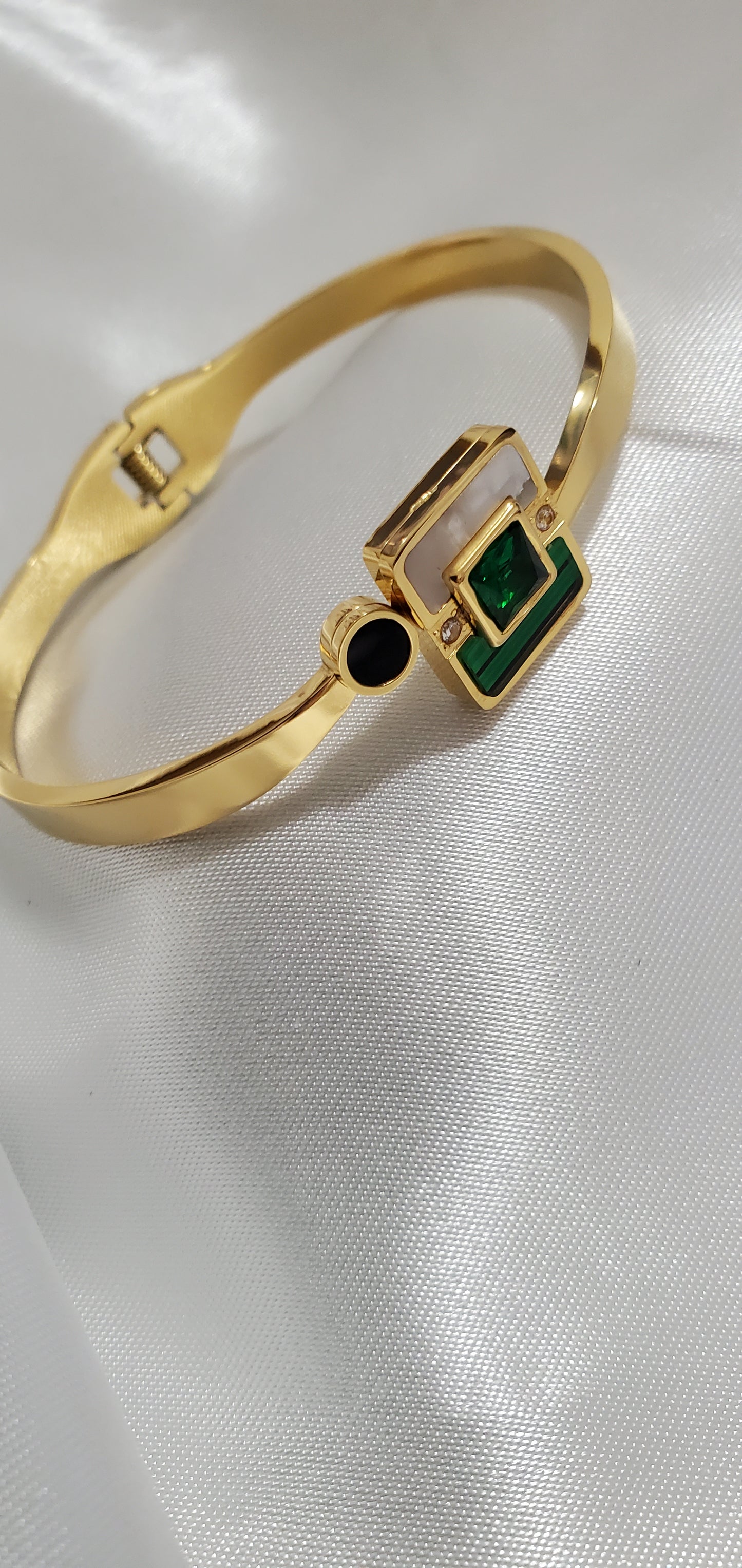 18K Gold Plated Stainless Steel Bracelet – Green & White Beads
