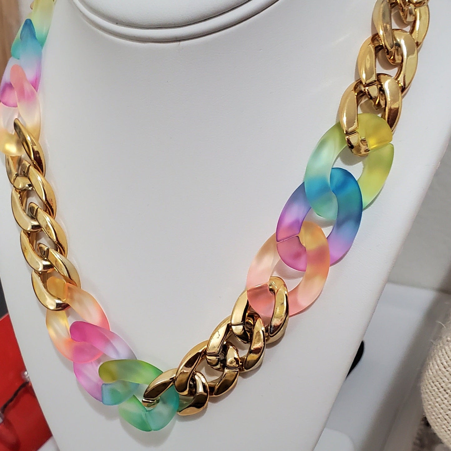 Collar de Resina Dorado y Multicolor