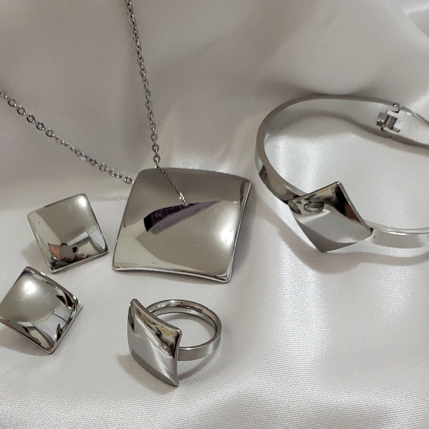 Stainless Steel Silver Tone Necklaces, earrings Jewelry Set