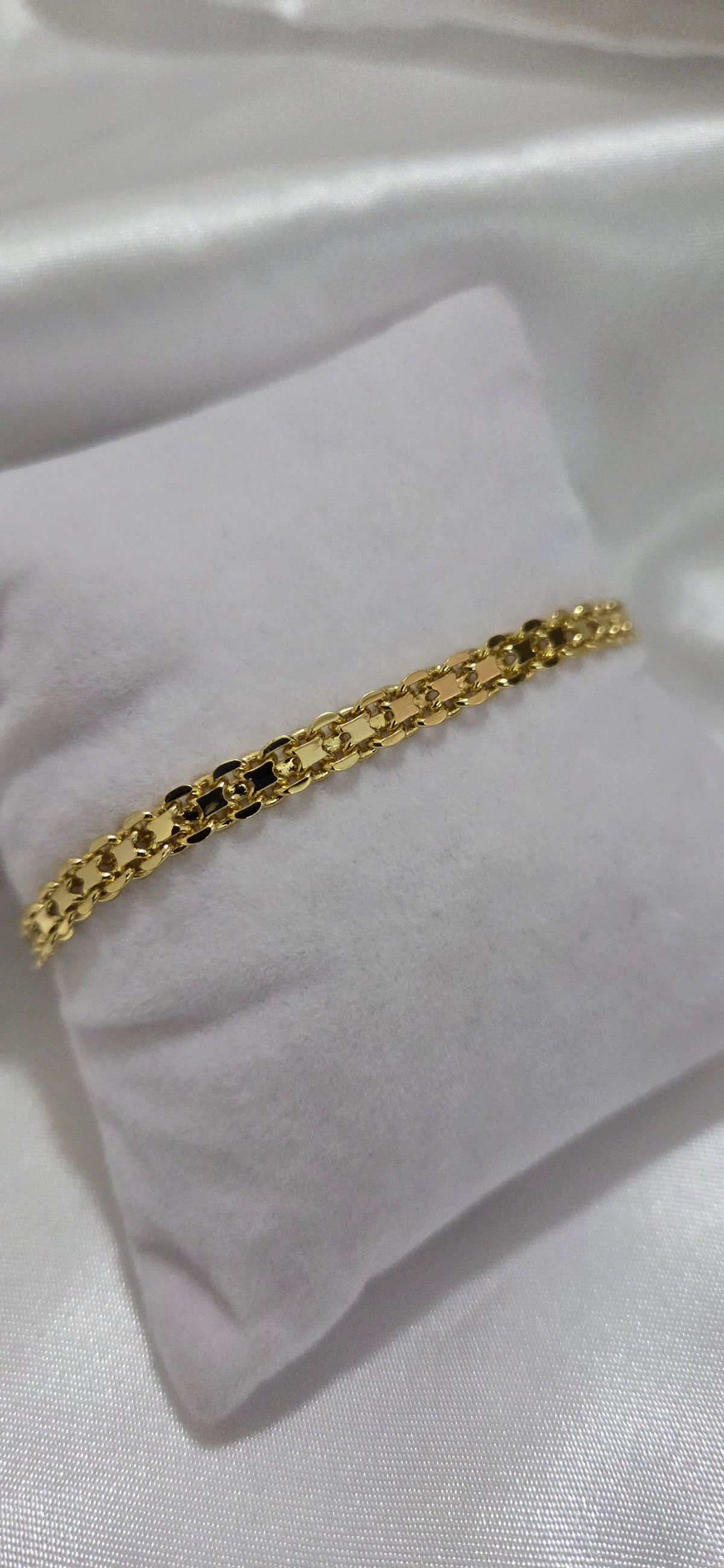 Pulsera de Eslabones Entrelazados en Oro Laminado