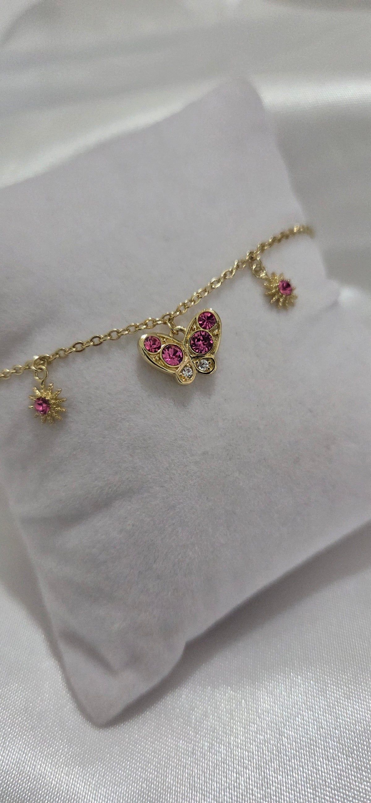 🦋 Pulsera de Mariposa con Detalles Rosados en Oro Laminado