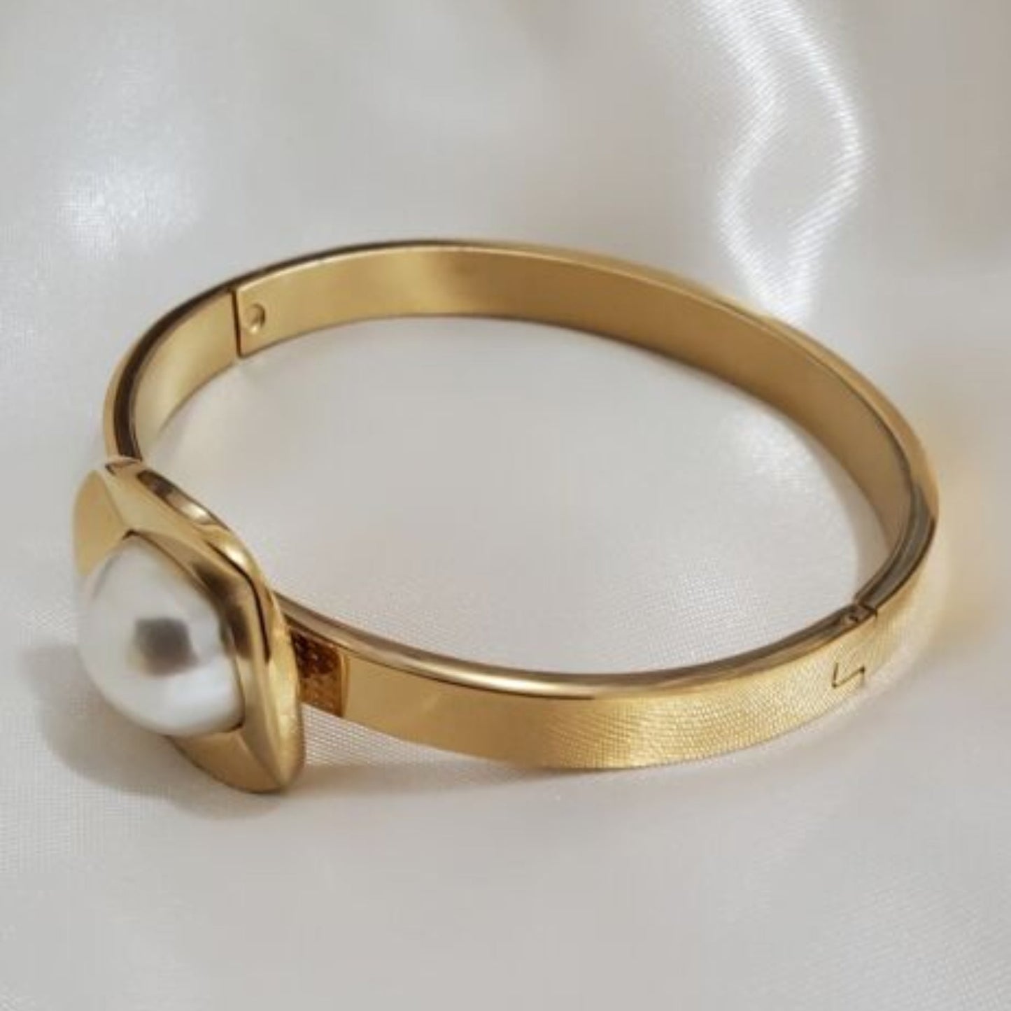 18K Gold Plated Stainless Steel Faux Pearl Bangle Bracelet