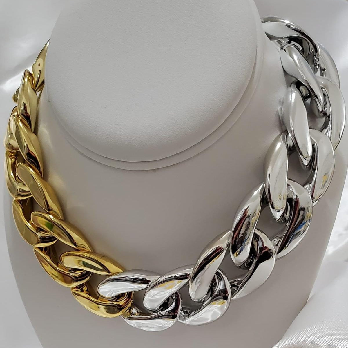 Elegante Gargantilla Grande Plateado y Dorado