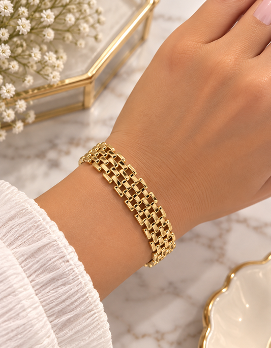 Pulsera Ancha de Eslabones Entrelazados en Oro Laminado