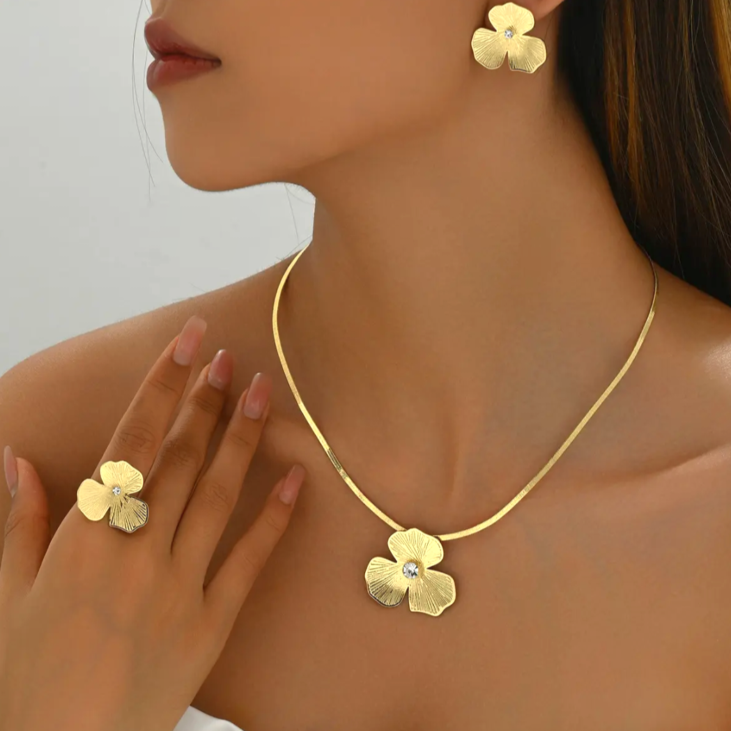 Vintage Gold Necklaces With Diamond Flower Jewelry