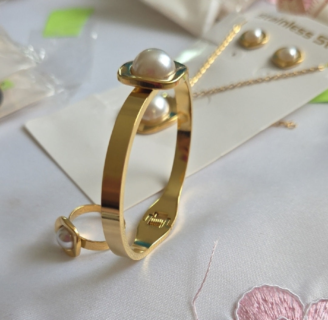 18K Gold Plated Stainless Steel Faux Pearl Bangle Bracelet