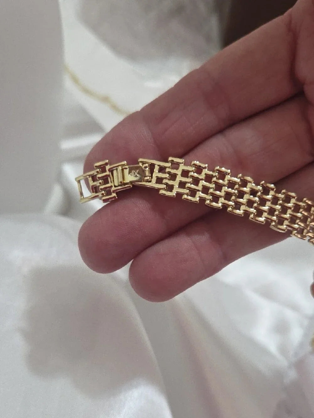 Pulsera Ancha de Eslabones Entrelazados en Oro Laminado